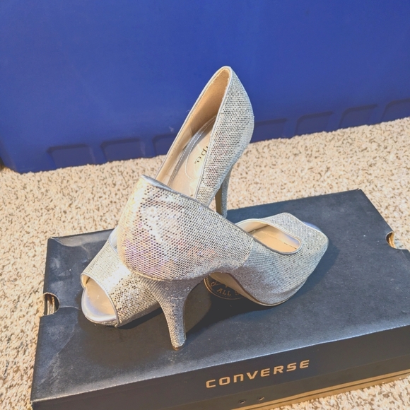 Silver Toe Out Heels Size 8 - Picture 2 of 4